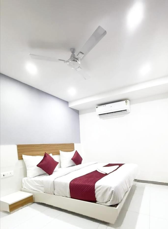 Hotel Modern Town Nowe Delhi Zewnętrze zdjęcie