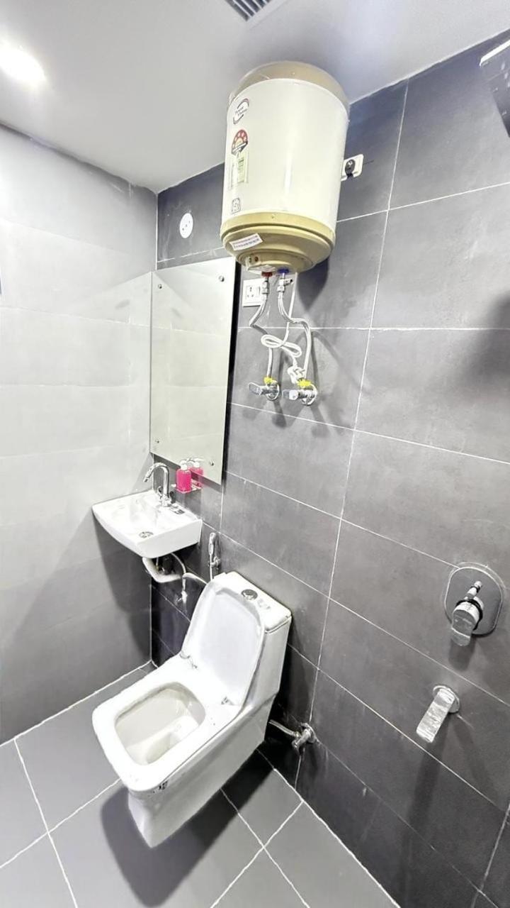 Hotel Modern Town Nowe Delhi Zewnętrze zdjęcie