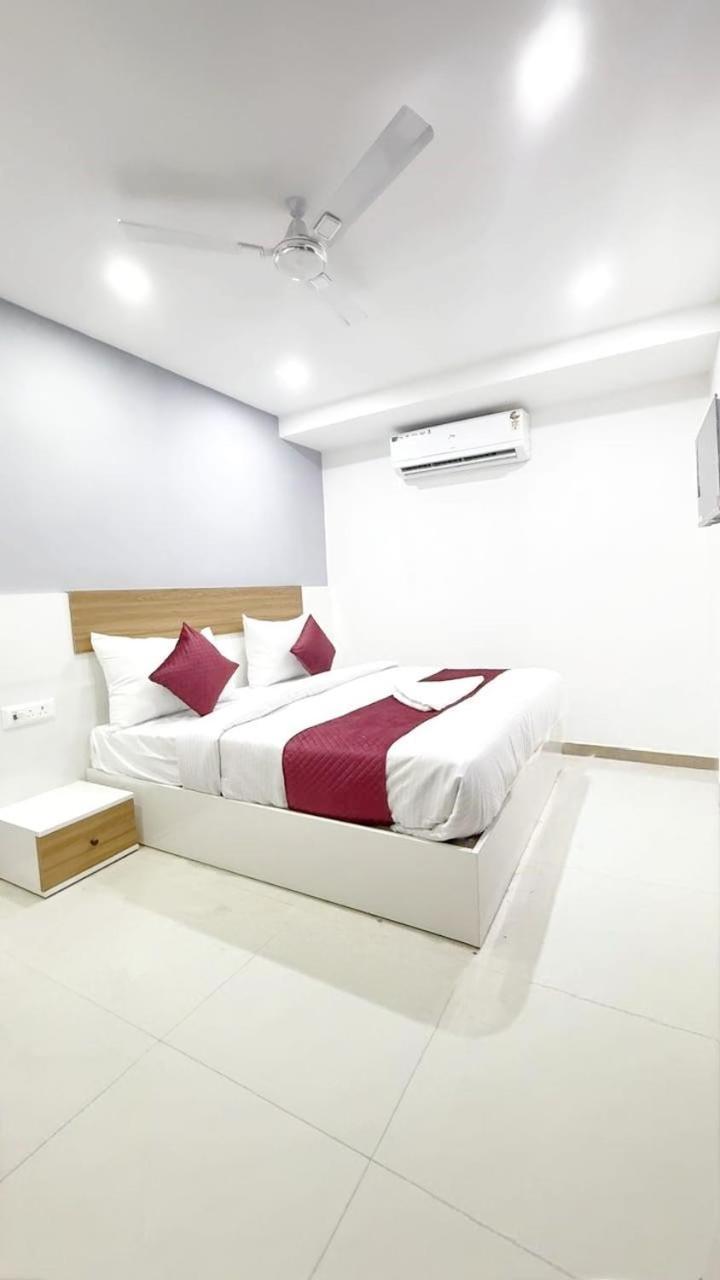 Hotel Modern Town Nowe Delhi Zewnętrze zdjęcie
